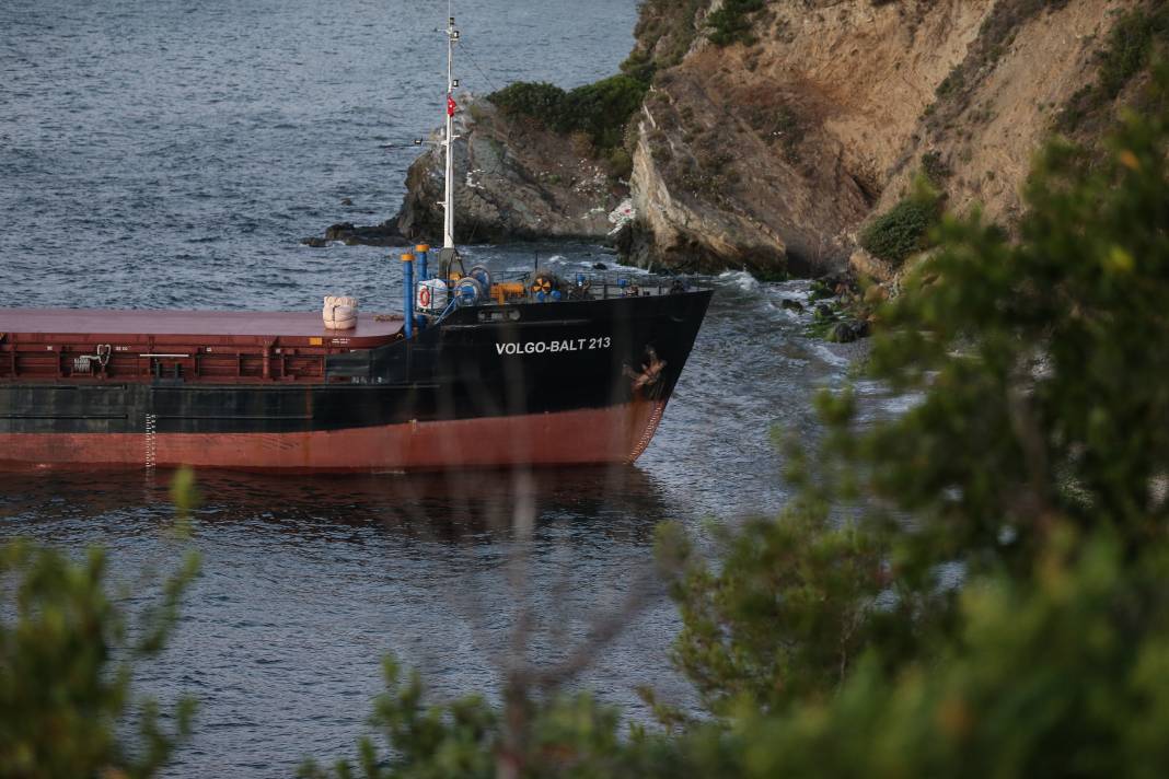 Mudanya'da karaya oturan kargo gemisi kurtarıldı 12